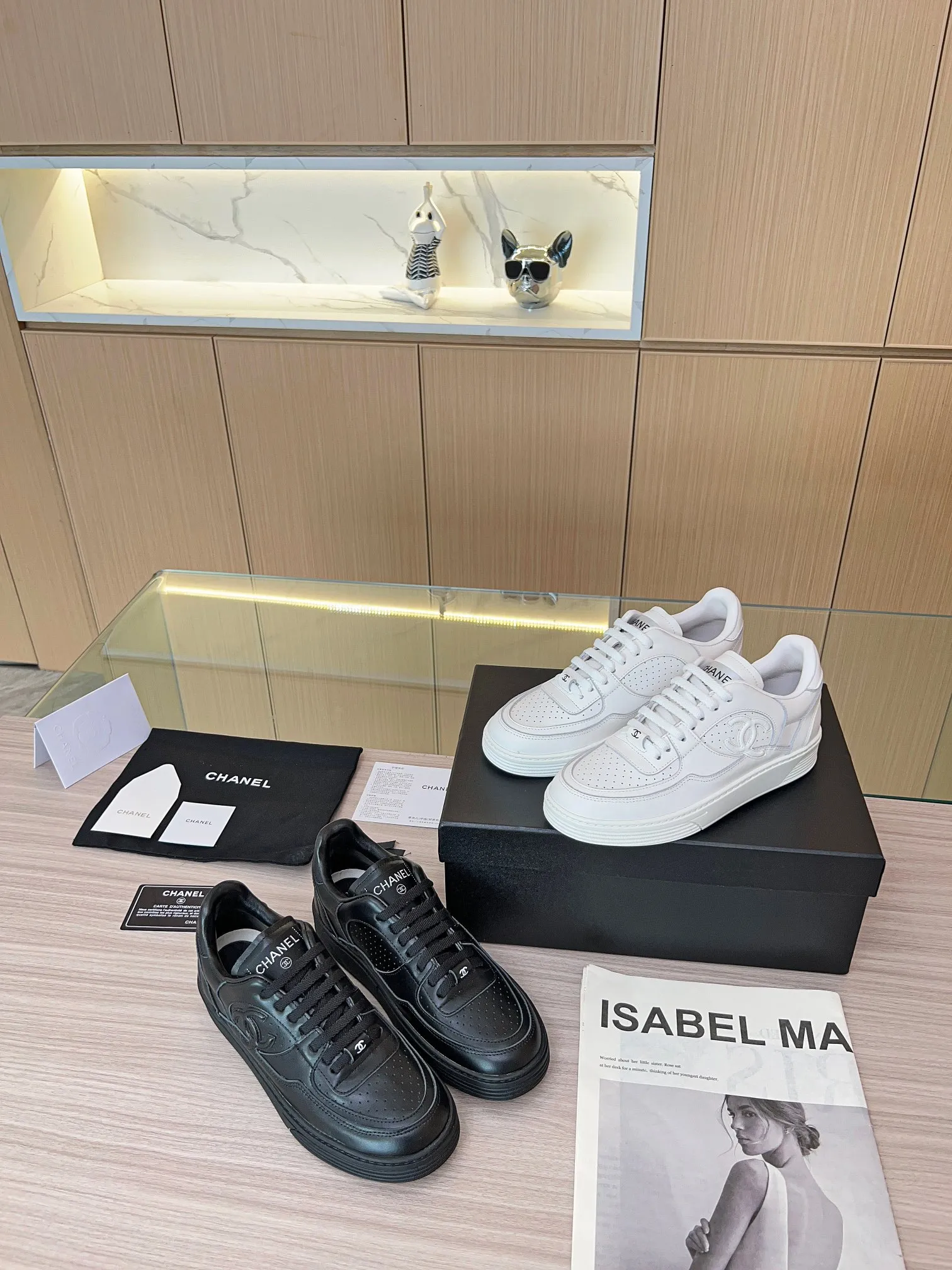 👟👟Ex-factory price 520👟👟 Chanel Grandma's latest model, full leather, panda color, white shoes, casual sports shoes, skateboard shoes, original purchase and development, production, Xiaoxiang C Home, another super hot model in the counter, loved by Internet celebrity bloggers and ladies, various praises on social platforms, super popular, high quality, breathable, super spring and summer, seeing this issue always arouses girls' inner desire for fashion. The latest suede material, classic black and white color scheme, fashionable on the feet, easy to care for. Fabric: Original custom imported cowhide material. Lining: Customized soft sheepskin lining. Sole: Original molded TPU non-slip outsole. Bottom thickness: 2.5CM. Size: Women's 35-40.